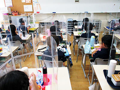 学校　パーテーション　机　弁当　給食　飛沫対策　感染防止　幼稚園　保育園