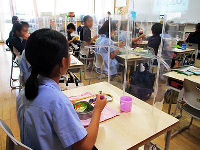 学校　パーテーション　机　弁当　給食　飛沫対策　感染防止　幼稚園　保育園
